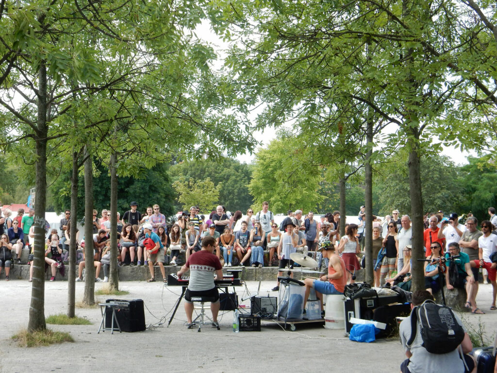 Im Mauerpark herrschte der ganz normale Wahnsinn. Millionen Menschen, Sonntags-Karaoke, Flohmarkt und alle 5m eine Band. Prenzlauer Berg eben! Eine Radtour...