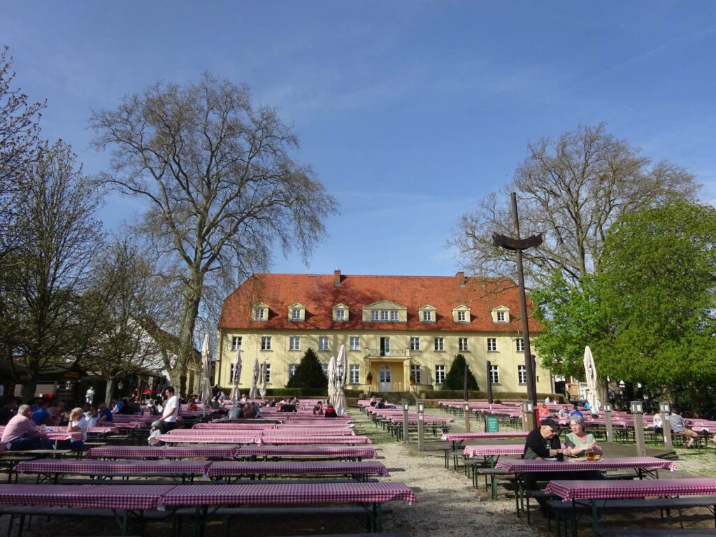 Eine richtig schöne entspannte Radtour von Lichterfelde zum Schloss Diedersdorf mit viel Grün, Natur und herrlicher Einkehr.