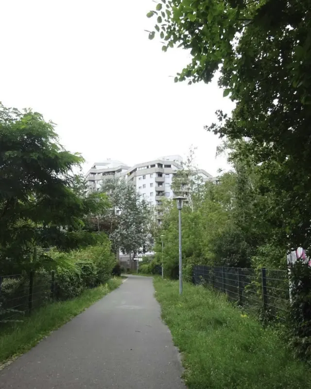 #fahrradfreitag 🌳🚲

Heute: Wilhelmsruh – Hohen Neuendorf
🏞 ca. 17 km
🧭 1,5 h

Meine Reinickendorf-Serie geht weiter. Heute: Eine Radtour von Wilhelmsruh nach Hohen Neuendorf. Die Tour habe ich auf der Webseite des ADFC Berlin gefunden und habe sie leicht angepasst. Raus aus der Stadt, rein ins Grüne 💚 Diese Strecke führt dich vom Berliner Rand direkt ins Brandenburgische – ruhig, grün und perfekt zum Durchatmen. Von ruhigen Seen bis hin zu charmanten Ortskernen verspricht diese Route eine tolle Zeit.

RADTOUR BERLIN | AUSFLÜGE BERLIN | FAHRRADFAHREN IN BERLIN