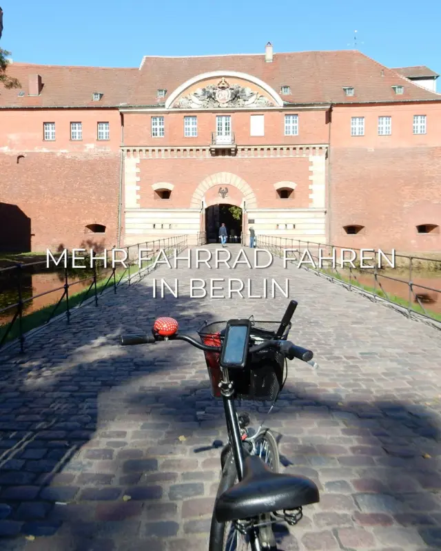🚲 Mehr Fahrrad fahren in Berlin – leichter gesagt als getan?

Du würdest gerne mehr Fahrrad fahren – aber irgendwie kommt es im Alltag doch zu selten dazu? Vielleicht wirken der Verkehr, die vielen Autos oder die Größe der Stadt erstmal abschreckend.

Dabei ist Berlin eigentlich perfekt fürs Fahrrad: flach, voller Grün und mit vielen schönen Routen. Wenn Du einmal den Einstieg gefunden hast, wirst Du merken, wie einfach es ist, die Stadt auf zwei Rädern zu entdecken.

Hier sind ein paar Tipps, die mir geholfen haben, regelmäßig mit dem Fahrrad durch Berlin zu fahren.

👉 Den Link zum Artikel findest Du in der Bio.

Fährst Du in Berlin täglich Fahrrad oder eher nur in Deiner Freizeit? 🚴

FAHRRAD FAHREN | BERLIN | RADTOUREN | BERLIN MIT DEM RAD | UNTERWEGS IN BERLIN | RADVERKEHR | ALLTAGSRADELN