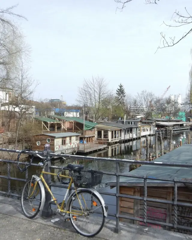 #fahrradfreitag - jeden Freitag eine neue Tour 🌊🚲

Heute: Treptow
🏞 30 km
🧭 2,5 h

Spreeufer, Plänterwald und Insel der Jugend 🌿 Treptow ist eine perfekte Mischung aus Wasser, Park und ruhigen Wegen mitten in der Stadt. Und es hat weit mehr zu bieten als den Treptower Park, auch wenn der sehr schön ist. Habt ein schönes WE und viel Spaß beim Nachradeln 😁

TREPTOW | FAHRRADTOUR | BERLIN | RADFAHREN