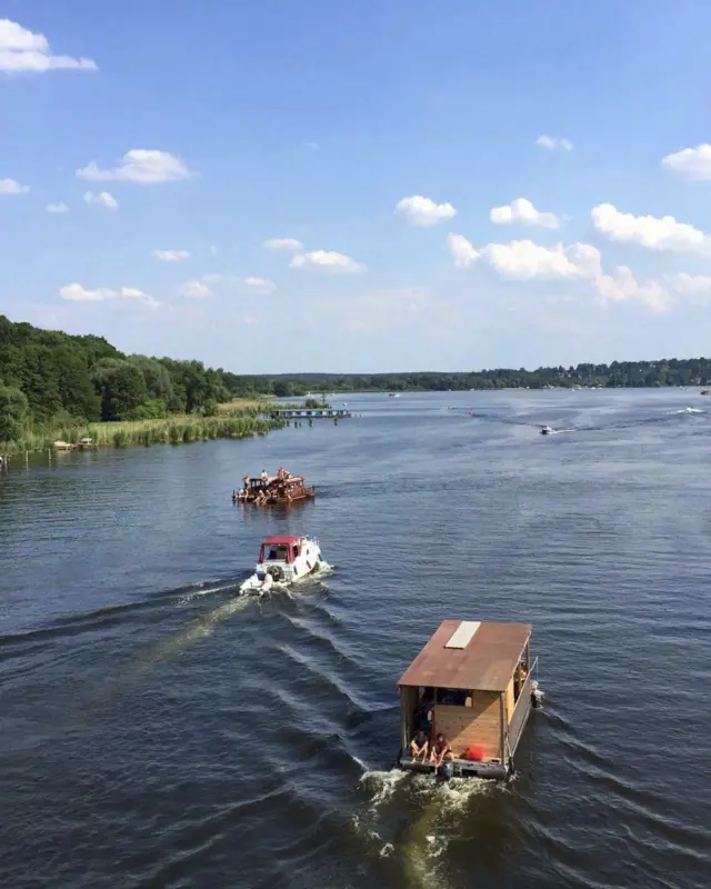 #fahrradfreitag – jeden Freitag eine neue Radtour 🚲⁠⁠⁠⁠⁠⁠⁣ ⁠⁠⁠⁠⁠⁠⁣

Heute: Havelradweg – von Brandenburg an der Havel nach Potsdam
🏞 ca. 60 km⁠⁠⁠⁠⁠⁠⁣
🧭 ca. 4 h⁣ ⁠⁣

Das Wetter soll ja ganz erträglich werden am Wochenende, da empfiehlt es sich ja mal raus ins Grüne zu radeln. Diese Radtour schlängelt sich immer entlang der Havel 🌊🌿 Von Brandenburg an der Havel geht es über Werder bis nach Potsdam. Unterwegs erwarten Dich jede Menge Wasser, kleine Seen, grüne Landschaften und schöne Ausblicke. 🚲☀️

Die Strecke eignet sich auch perfekt für ein Fahrrad-Wochenende. Mein Tipp: Übernachte einfach unterwegs oder am Ziel in einer @bett_bike Unterkunft. 🚴‍♀️🏨 Die vom ADFC zertifizierten Unterkünfte sind speziell auf Radreisende eingestellt – mit sicheren Abstellmöglichkeiten für Dein Fahrrad und weiteren Services für Radfahrer.

In Brandenburg an der Havel und Potsdam gibt es mehrere Bett+Bike-Unterkünfte. So kannst Du die Tour ganz entspannt auf zwei Tage aufteilen und hast am nächsten Tag noch Zeit, Potsdam zu erkunden. 💚

Den kompletten Tourenbericht mit meinem Streckenverlauf findest Du auf meinem Blog ✌️

Würdest Du den Havelradweg lieber an einem Tag fahren oder daraus ein ganzes Fahrrad-Wochenende machen? 🚲

HAVELRADWEG | BETT+BIKE | FAHRRADTOUR | BRANDENBURG | WOCHENENDTRIP